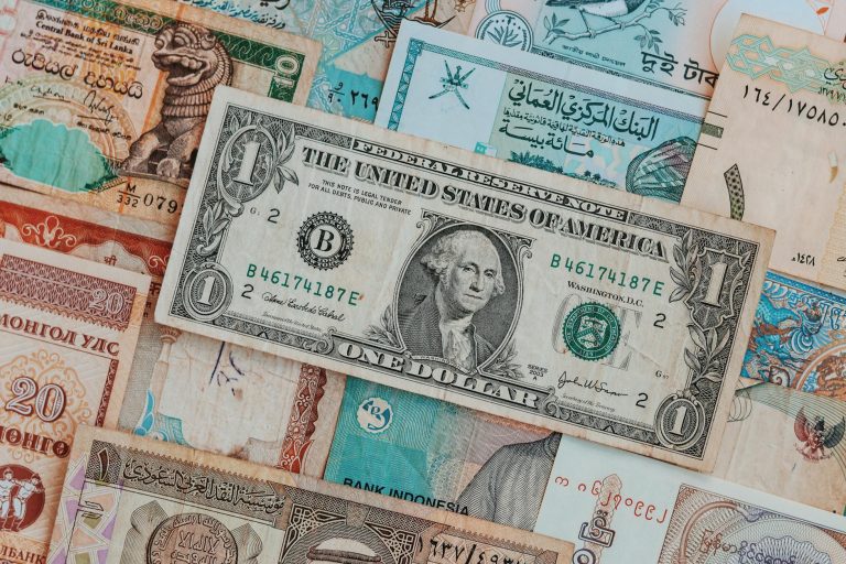 Dollar rallies as investors move billions into cash during market uncertainty featured image